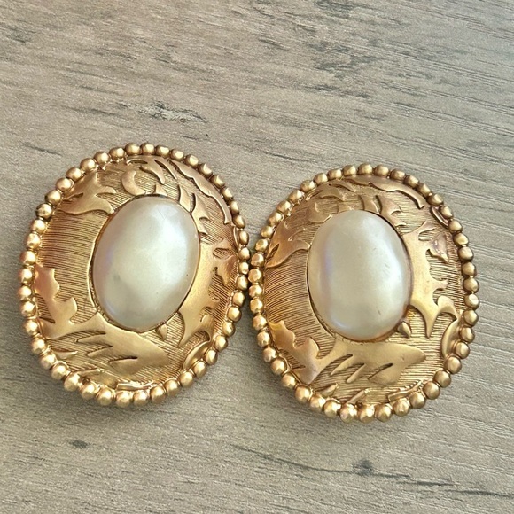 Vintage Gold and Pearl Large Clip On Earrings - Picture 3 of 5